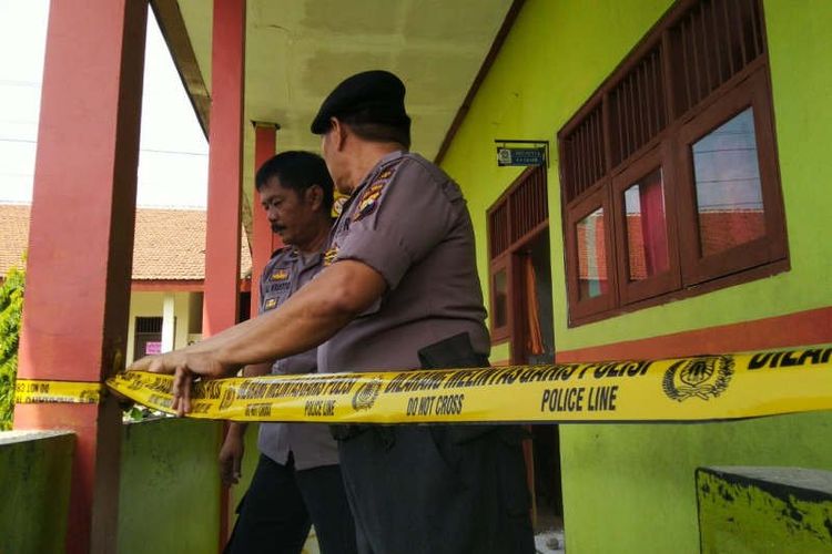 Petugas kepolisian memasang garis polisi di sekitar lokasi robohnya atas SDN Palebon 01 Semarang, Selasa (7/1/2020). 