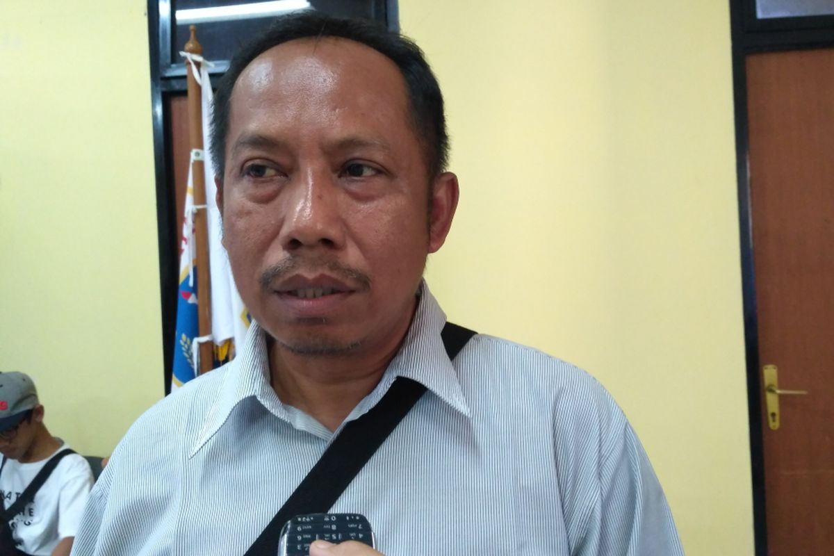 Lurah Untung Jawa Ade Selamet di kantornya, Pulau Untung Jawa, Kepulauan Seribu, Sabtu (12/8/2017). 