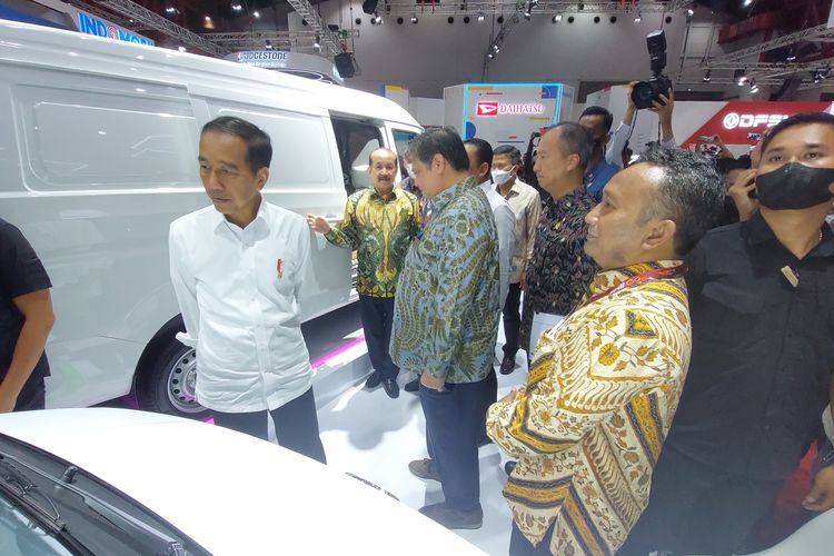 Jokowi kunjungi booth Esemka di IIMS 2023