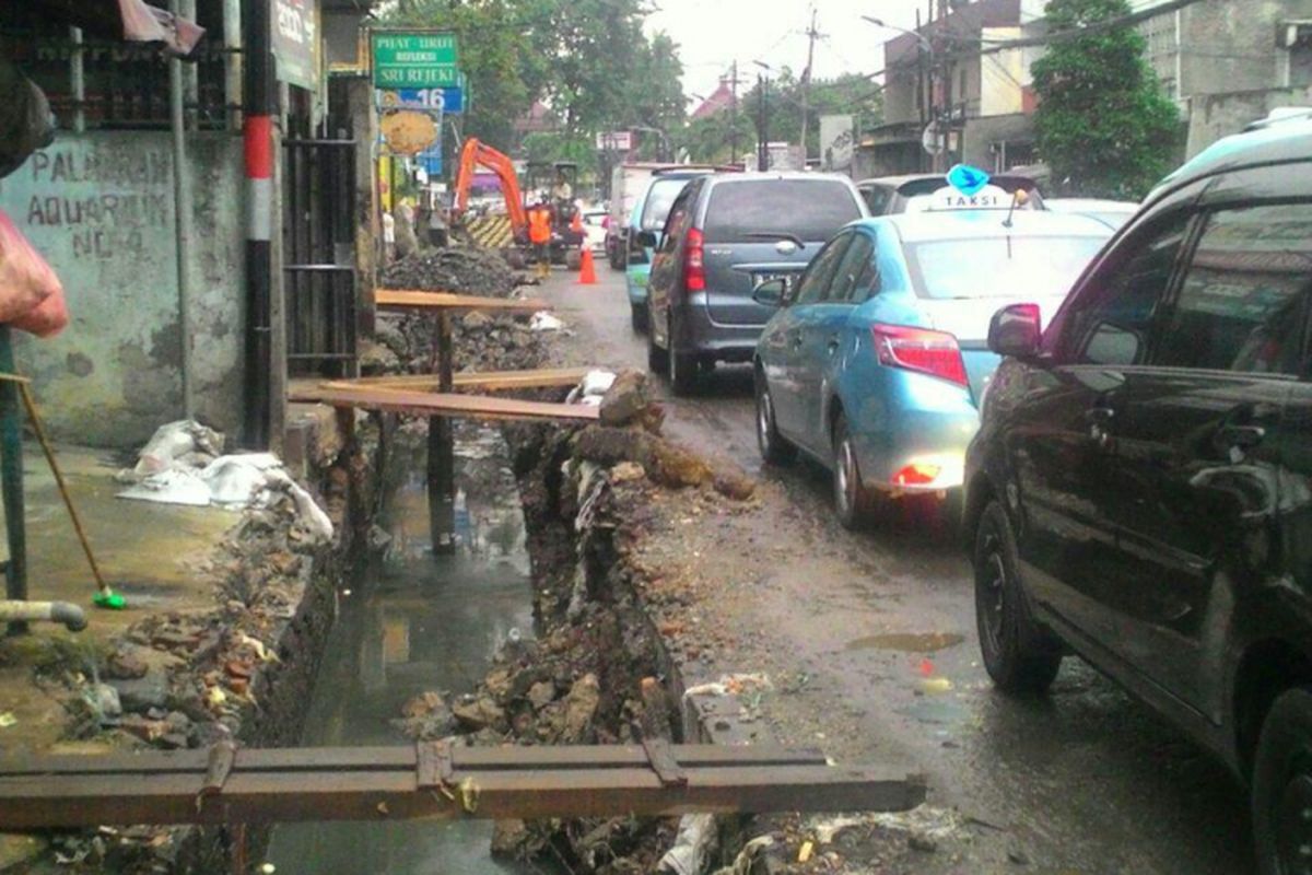 Saluran air di Jalan Palmerah Barat dibongkar.