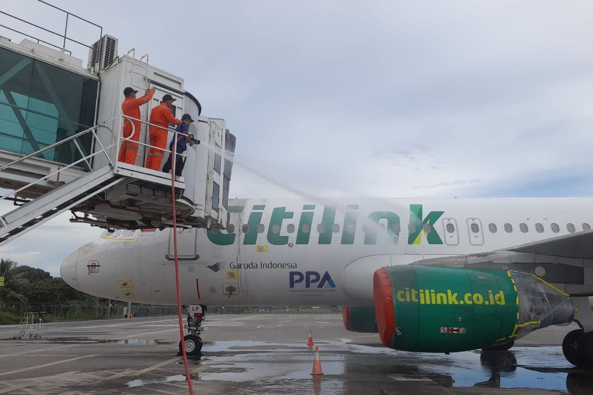 Bantuan penyiraman pesawat Citilink di Bandara Sam Ratulangi, Manado, Sulawesi Utara, Rabu (1/5/2024) untuk membersihkan abu vulkanik dari erupsi Gunung Ruang.

