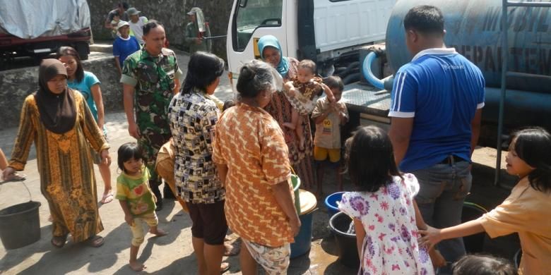 Warga Kecamatan Borobudur antri air bersih yang didrop oleh Pemerintah Kabupaten Magelang, belum lama ini.