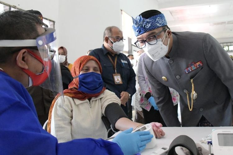 Gubernur Jabar Ridwan Kamil saat meninjau pelaksanaan vaksinasi COVID-19 bagi penyandang disabilitas di Balai Rehabilitasi Sosial Penyandang Disabilitas Sensorik Netra (BRSPDSN) Wyata Guna, Kota Bandung, Kamis (8/7/2021). 