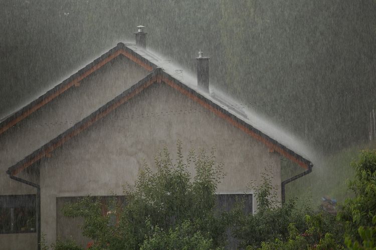 Retak rambut pada dinding dapat menyebabkan air hujan rembes yang bisa memengaruhi estetika, bahkan meningkatkan risiko gangguan kesehatan penghuni rumah 