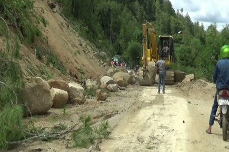 Lantaran tebing setinggi 150 meter longsor di Desa Tondok Bakaru, Kecamatan Mamasa, Sulawesi Barat longsor, Selasa pagi (28/11/2017), pohon dan bongkahan batu sebesar truk tutup akses jalan Mamasa ? Toraja selama tiga jam lebih.