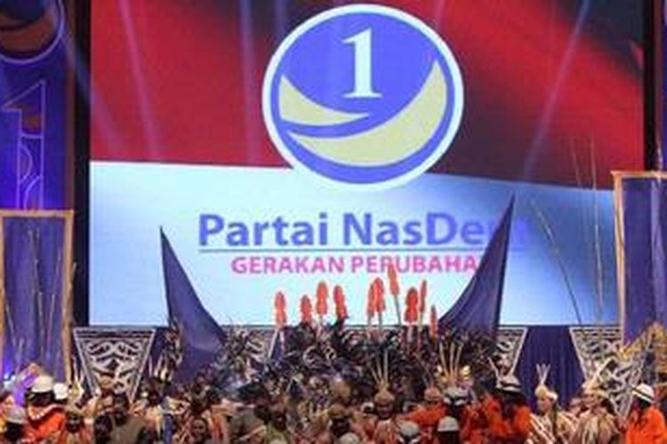 Tarian tradisional ikut memeriahkan pembukaan Kongres I Partai Nasdem di JCC Komplek Gelora Bung Karno Jakarta Pusat, Jumat (25/1/2013). Kongres yang diadakan selama dua hari ini untuk menyamakan strategi dalam menghadapi Pemilu 2014 dan mengukuhkan Surya Paloh sebagai ketua umum. 