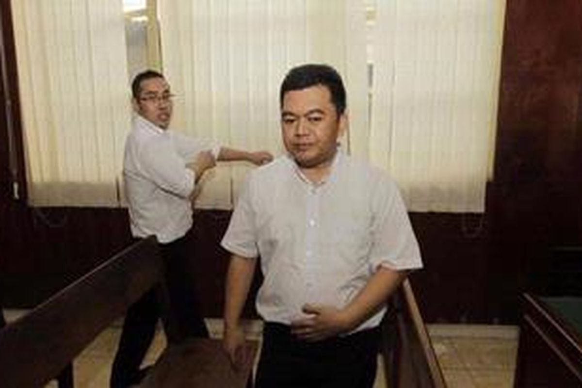 Randy Lester Samu (belakangi) bersama Dian Yudha Negara (depan) Sebelum menjalani sidang lanjutan di Pengadilan Negeri Jakarta Pusat, Selasa (5/7/2011). Mereka menjadi tersangka setelah ditangkap petugas kepolisian 23 November 2010 lalu atas kasus penjualan iPad di forum Kaskus karena tidak memiliki sertifikat dan buku manual berbahasa Indonesia.