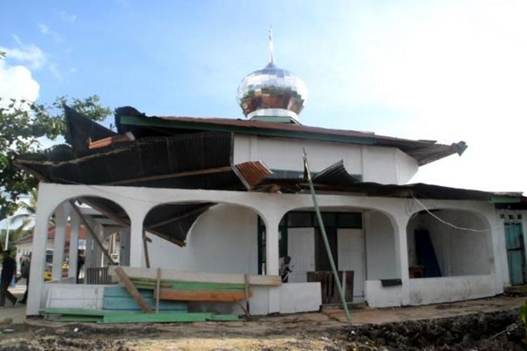 Angin puting beliung melanda Kelurahan Watulea, Kecamatan Gu, Kabupaten Buton Tengah, Sulawesi Tenggara. Akibat dari angin puting beliung tersebut , menyebabkan 17 rumah warga dan satu masjid mengalami kerusakan.