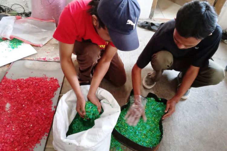 Proses pengolahan tutup botol plastik untuk dijadikan bahan baku pembuatan bodi gitar yang dikerjakan kelompok pemuda asal Cianjur, Jawa Barat.