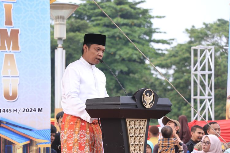 Pj Walkot Pekanbaru Muflihun ikut meramaikan tradisi Petang Belimau untuk menyambut Ramadhan, Senin (11/3/2024).