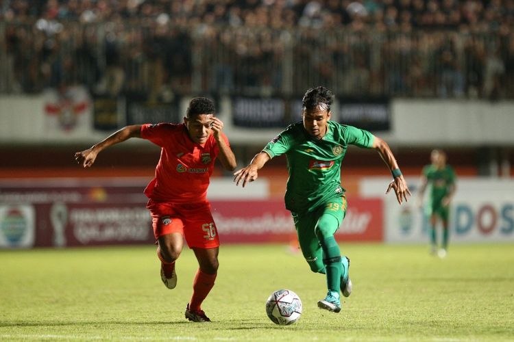 Pemain PSS Sleman Komarudin dan pemain Borneo FC Muhammad Fajar Fathurrahman berebut bola saat pertandingan semifinal leg pertama Piala Presiden 2022 yang berakhir dengan skor 0-2 di Stadion Maguwoharjo Sleman, Kamis (7/7/2022) malam.