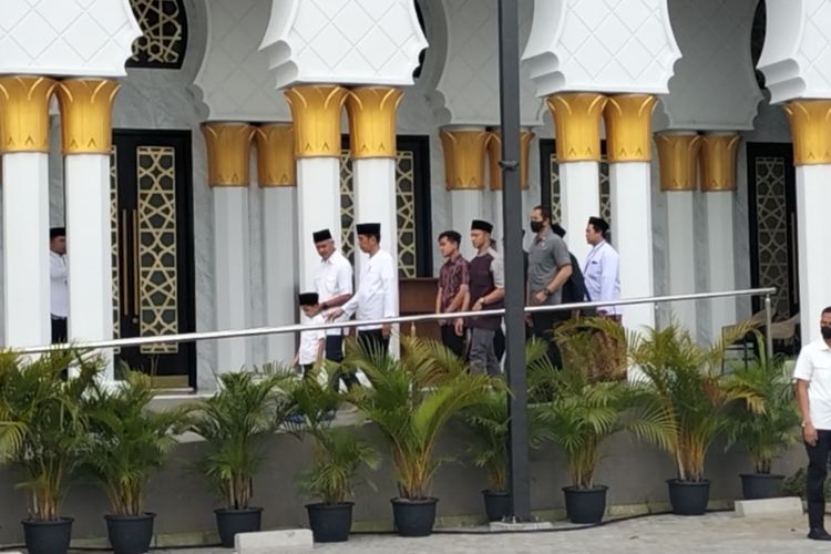 Presiden Jokowi, Jan Ethes Srinarendra dan Gibran Rakabuming Raka, dan Ganjar Pranowo keluar dari Masjid Raya Sheikh Zayed Solo, setelah menunaikan ibadah shalat Jumat, pada 7 April 2023.