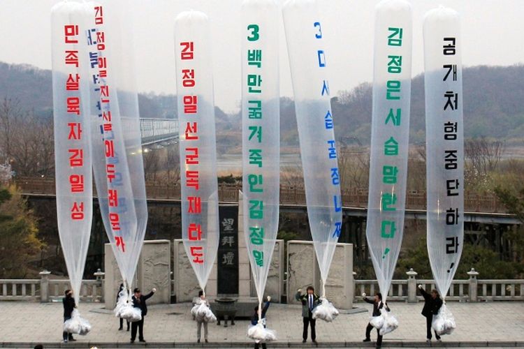 Park Sang-hak, tengah, seorang pengungsi dari Utara yang menjalankan Fighters for a Free North Korea bersiap untuk melepaskan balon berisi selebaran yang mengutuk Korea Utara pada 30 April 2021.