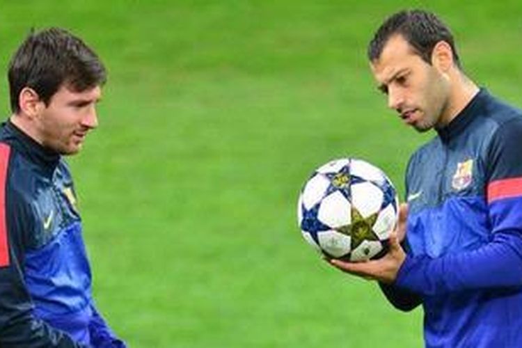 Penyerang Barcelona dari Argentina, Lionel Messi, dan rekan seklub plus senegaranya, gelandang Javier Mascherano, menjalani sesi latihan, Selasa (19/2/2013), jelang laga perdana 16 besar Liga Champions di Stadion San Siro, melawan AC Milan. 