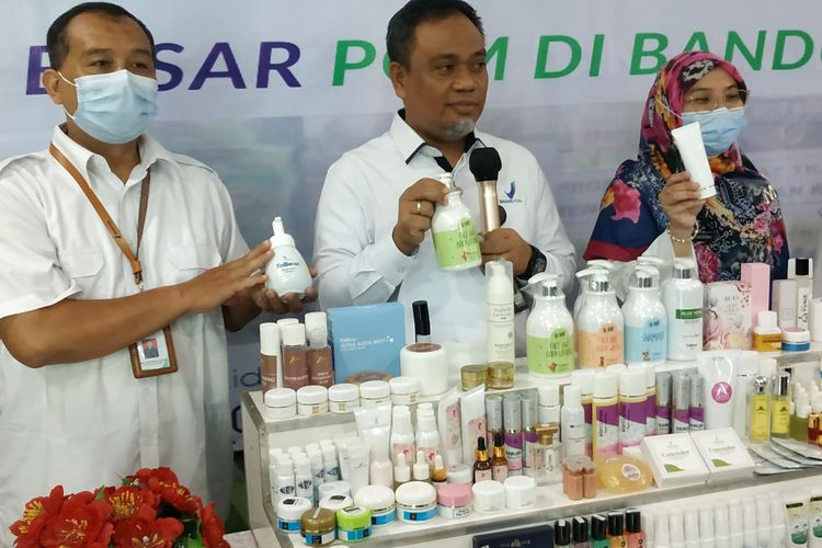 Kepala BPPOM Bandung Sukriadi Darma (tengah) memperlihatkan sejumlah produk kosmetik tak punya izin edar dan kadaluarsa yang ditemukan di 8 daerah di Jabar, Rabu (3/8/2022).