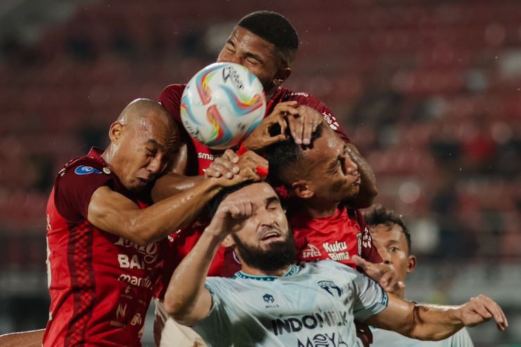 Duel perebutan bola dalam laga pekan ke-17 Liga 1 2023-2024 antara Bali United vs Persita di Stadion Kapten I Wayan Dipta, Gianyar, Senin (30/10/2023).