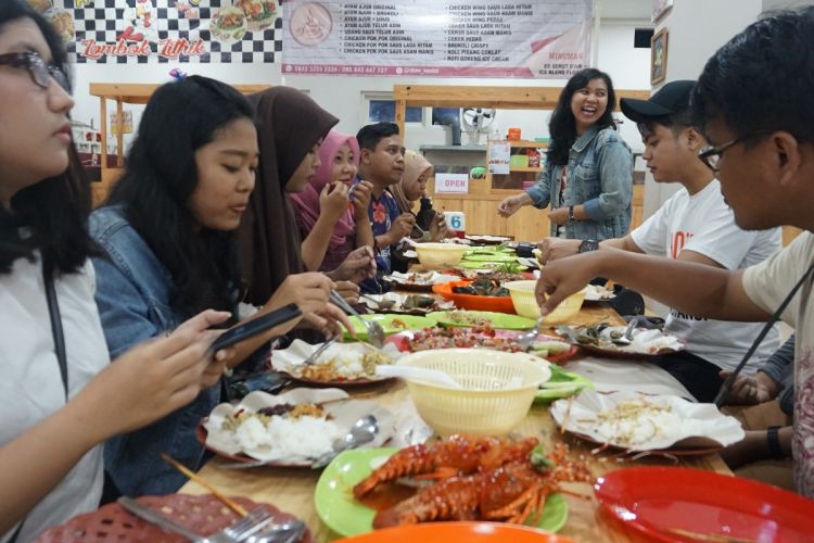 Makan bersama followers akun @hobimakan.banyuwangi di salah satu tempat makan di Banyuwangi, Jawa Timur.