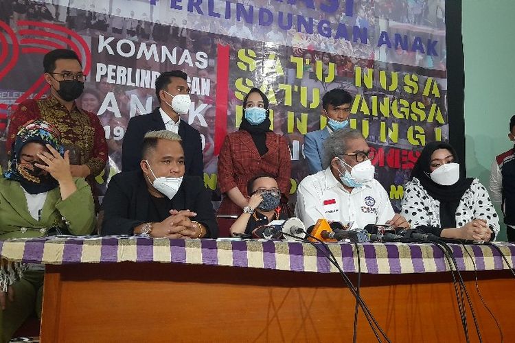 Daus Mini akhirnya mendatangi Komnas Perlindungan Anak untuk menyelesaikan polemik tentang tes DNA yang diajukan oleh istrinya, Shelvie Hana Wijaya, kepada Yunita Lestari.