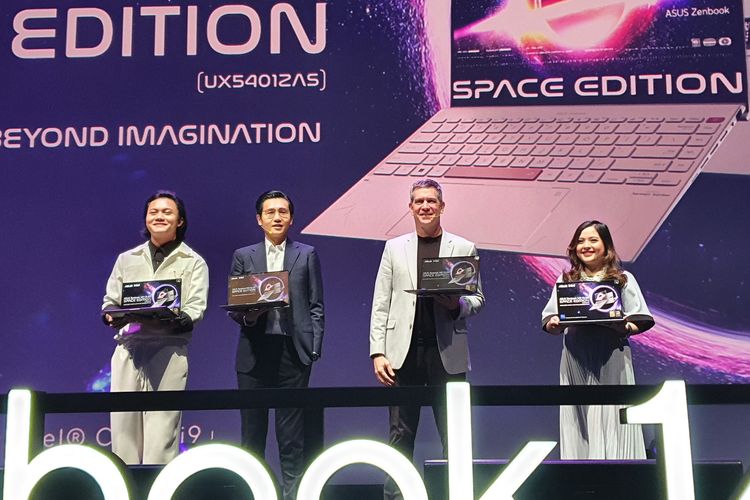 Regional Director Asus Asia Tenggara, Jimmy Lin (dua dari kiri) memegang laptop Asus Zenfone 14X Space Edition yang baru saja diluncurkan di Jakarta, Kamis (15/9/2022).