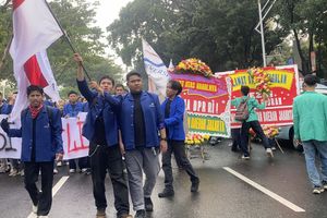 Massa Demo Mahasiswa Bergerak ke DPR, Bawa 2 Karangan Bunga