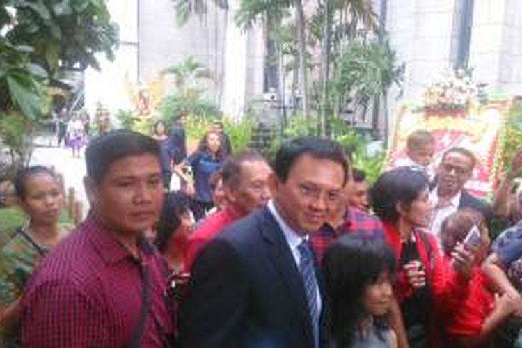 Gubernur petahana DKI Jakarta Basuki Tjahaja Purnama menghadiri upacara pemberkatan Sandra Dewi dengan Harvey Moeis di Gereja Katedral, Jakarta Pusat, Selasa (8/11/2016).