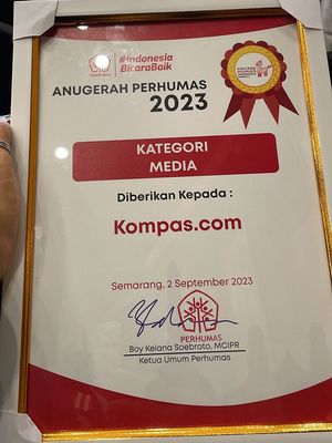 Piagam penghargaan Perhumas kepada Kompas.com untuk Kategori Contributing Media.