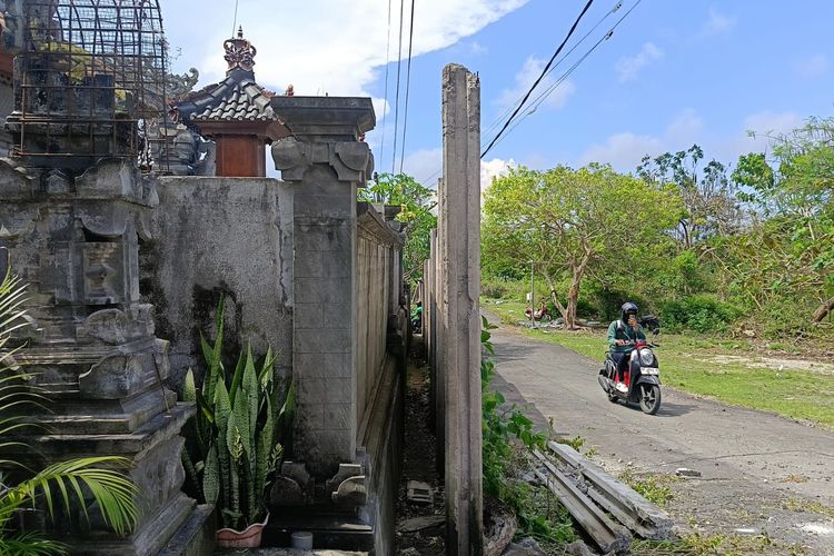 Pembongkaran sebagian tembok pembatas GWK, pada Rabu (1/10/2025). Hanya ada celah sempit antara pagar rumah warga dengan tembok pembatas. 