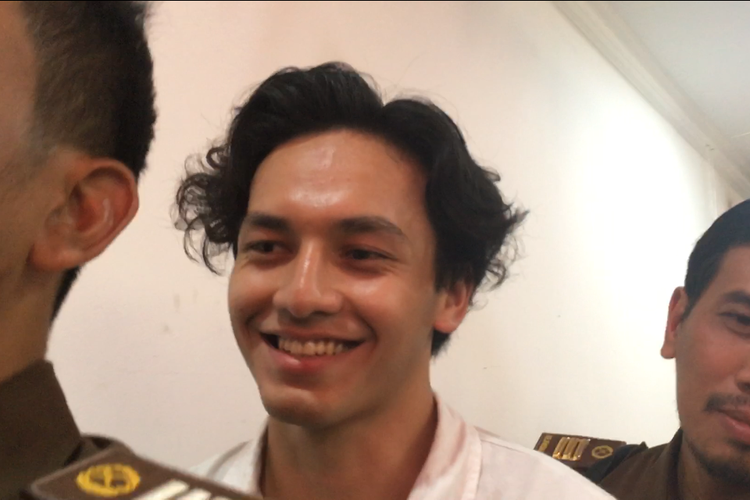 Artis peran Jefri Nichol saat mendatangi Pengadilan Negeri Jakarta Selatan, Senin (21/10/2019).