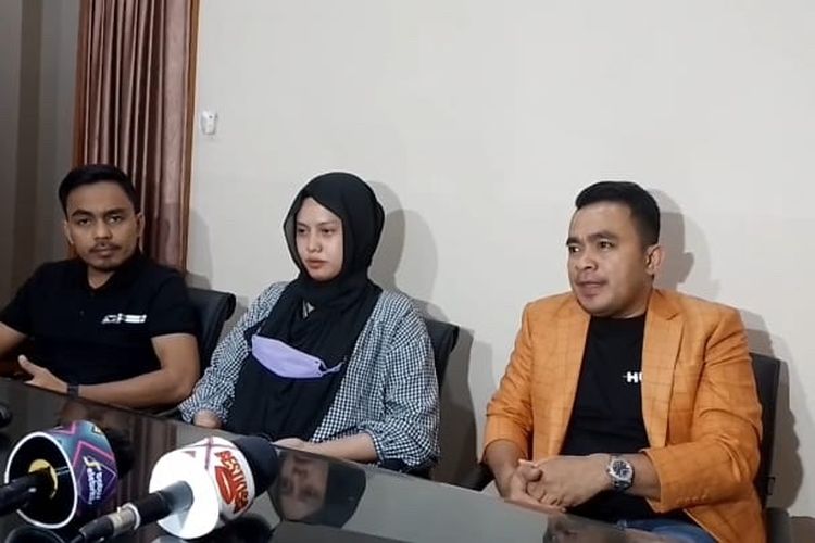 Retno Paradinah dan kuasa hukumnya Laode Umar Bonte ditemui di kawasan Simprug, Jakarta Selatan, baru-baru ini.