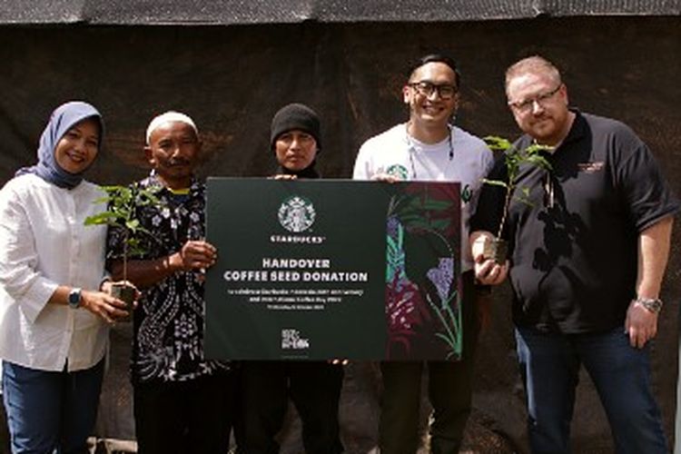 Starbucks memberikan donasi bibit kopi kepada petani kopi di Jawa Barat