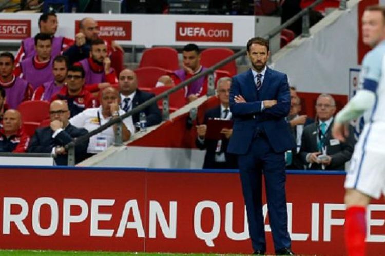 Pelatih timnas Inggris, Gareth Southgate, mengamati permainan Wayne Rooney dkk pada laga kontra Malta di Wembley, Sabtu (8/10/2016).