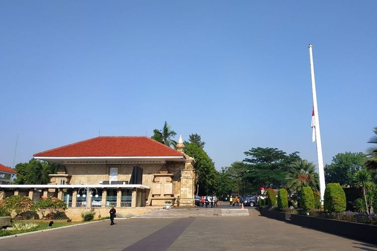 Bendera setengah tiang di muka gerbang utama TMP Kalibata, tempat Presiden ke-3 RI BJ Habibie akan dikebumikan tepat di samping kiri pusara istrinya, Hasri Ainun Habibie.