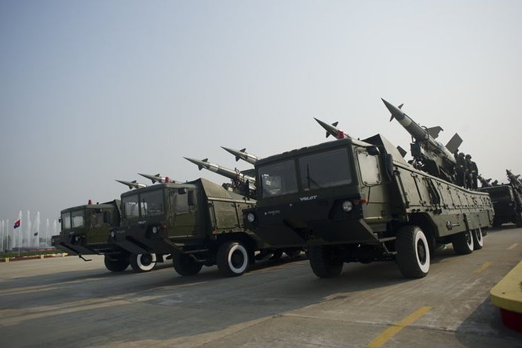 Misil udara milik militer Myanmar saat parade di Naypyidaw, pada 27 Maret 2016.