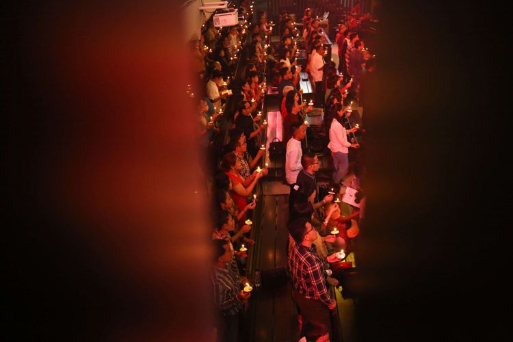 Sejumlah jemaat melaksanaan ibadah kebaktian Natal di Gereja Kristen Indonesia (GKI) Serpong, Tangerang Selatan, Banten, Minggu (24/12/2017). Umat Kristiani merayakan Hari Raya Natal pada 25 Desember.