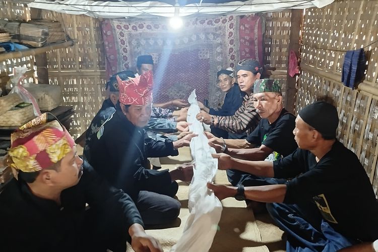 Tetua adat melakukan prosesi pembersihan pusaka Buyut Cungking pada Resik Kagungan, Minggu, (12/1/2025). 