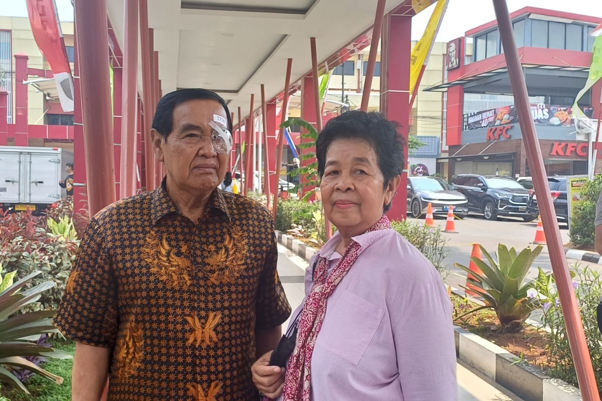 Ignatius Suprapto (70) bersama istrinya usai menjalani operasi katarak gratis di RS Polri Kramatjati, Jakarta Timur, Sabtu (16/9/2023).