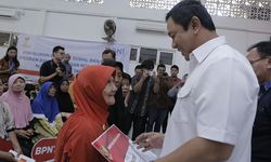 Wali Kota Hendi Serahkan Bantuan Hasil Subsidi Silang ke 193 Keluarga 