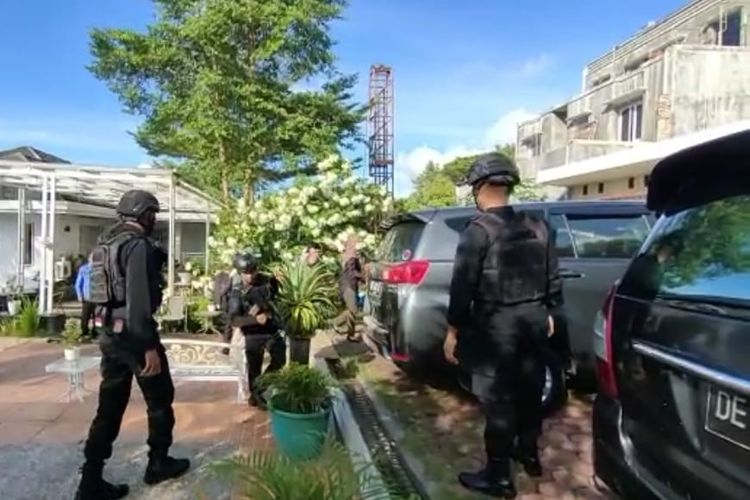 Tim penyidik komisi pemberantasan korupsi melakukan penggeledahan di rumah mantan kepala dinas pekerjaan umum dan penataan ruang (PUPR) Kota Ambon, Enrico Matitaputty di kawasan Halong Atas, Kecamatan Baguala, Ambon, Jumat sore (20/5/2022)