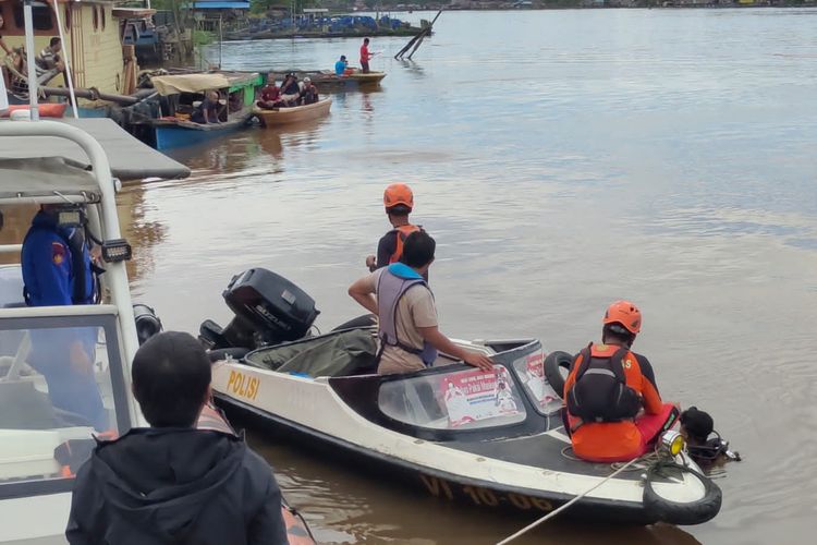 Dari Pelabuhan Rasau Jaya, masyarakat bisa menuju tujuan Teluk Batang atau Pinang.