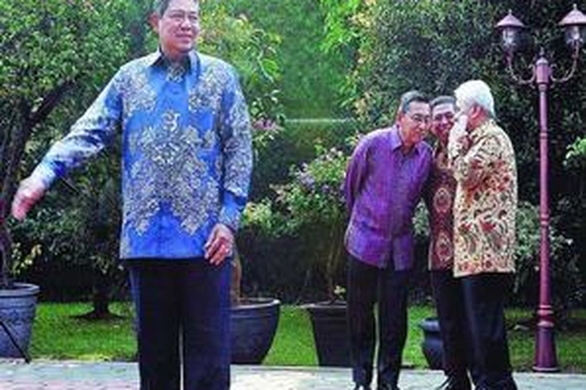 Presiden Susilo Bambang Yudhoyono beristirahat sejenak setelah mewawancarai calon menteri dengan menemui para wartawan di kediaman Puri Cikeas, Bogor, Jawa Barat, Minggu (18/10). Ikut mendampingi di antaranya wakil presiden terpilih, Boediono. 