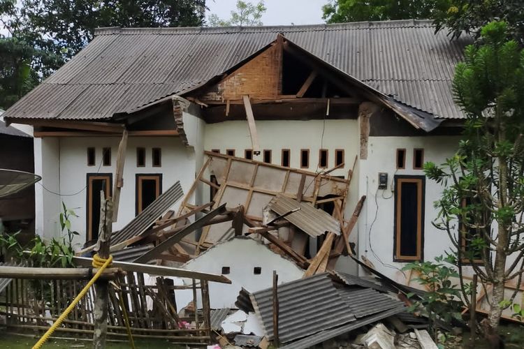 Dampak gempa 6,6 M menyebabkan kerusakan rumah warga di Kabupaten Pandeglang, Banten