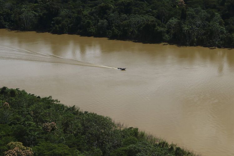 Polisi menavigasi Sungai Itaquai selama pencarian jurnalis Inggris Dom Phillips dan pakar urusan Pribumi Bruno Araujo Pereira di wilayah Adat Lembah Javari, Atalaia do Norte, negara bagian Amazonas, Brasil, Jumat, 10 Juni 2022. 