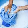 6 Jenis Pakaian yang Sebaiknya Dicuci dengan Tangan Agar Lebih Awet