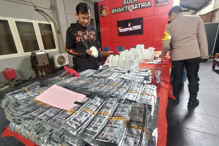 Bara bukti berupa ribuan obat-obatan terlarang yang diamankan oleh Polresta Yogyakarta, Jumat (5/4/2024)