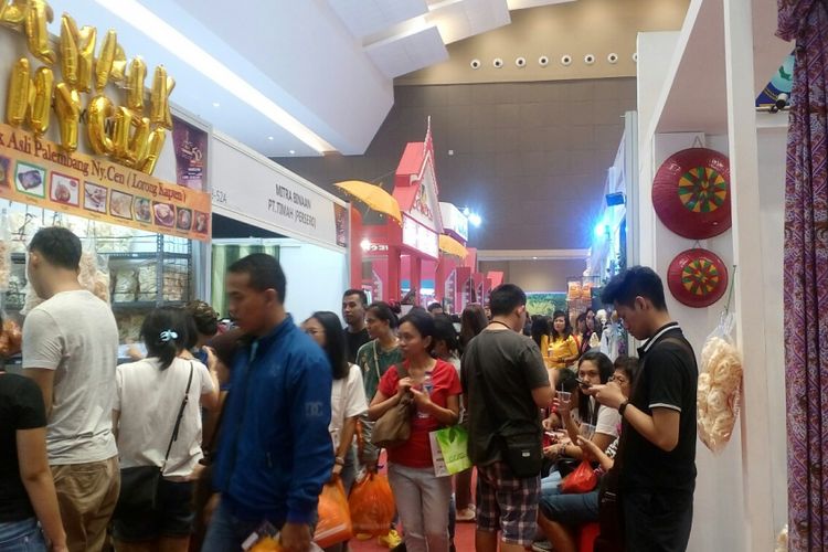 Suasana di hall pameran UMKM dalam acara Jakarta Fair, Selasa (27/6/2016).