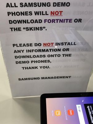 Foto yang disinyalir memperlihatkan peringatan dari sebuah toko agar pengunjung tidak menyalahgunakan perangkat display Galaxy Note 9 dan Tab S4 untuk mendapat skin Fortnite bertema galaksi. 