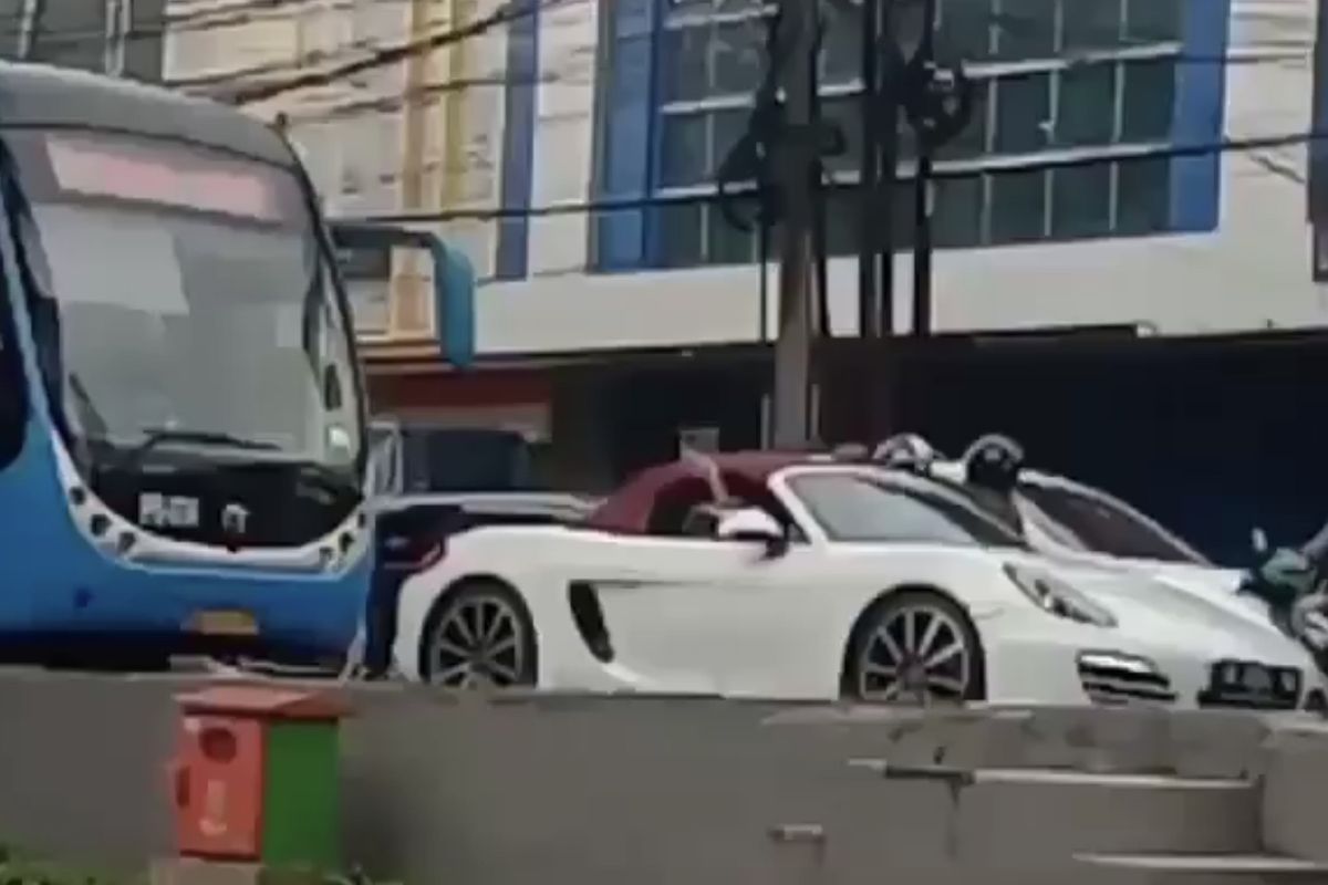 Sebuah video yang merekam detik-detik mobil mewah masuk ke jalur Transjakarta di jalan Sultan Iskandar Muda, Kebayoran Lama Selatan, Kebayoran Lama, Jakarta Selatan pada Jumat (23/4/2021) siang beredar viral di media sosial.