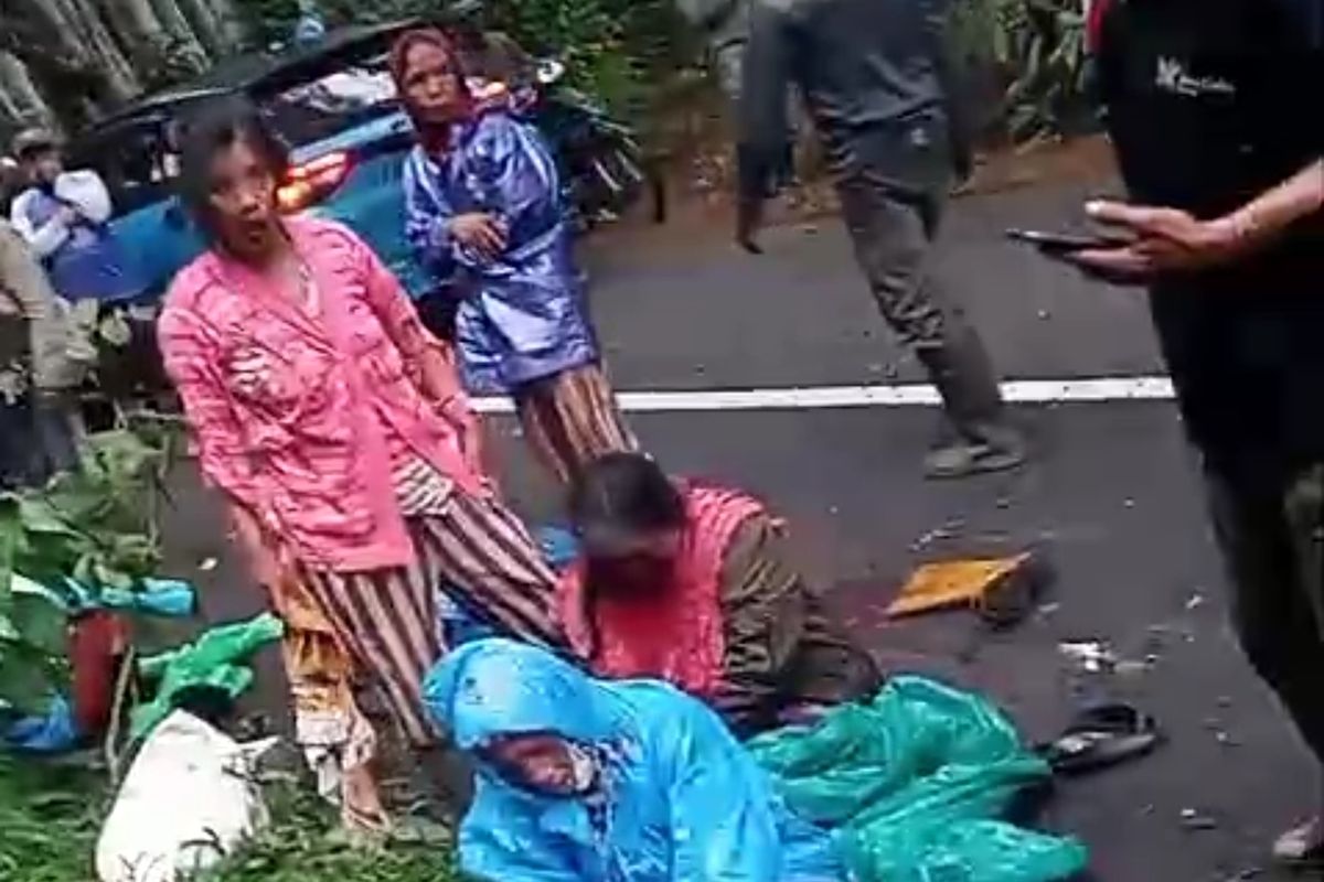 Mobil Pikap yang Angkut Buruh Kopi Kecelakaan di Bondowoso, Banyak Penumpang Luka