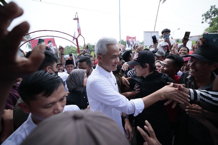 Calon presiden nomor urut 3 Ganjar Pranowo menyapa warga di Rengasdengklok, Karawang, Jawa Barat, Jumat (15/12/2023).