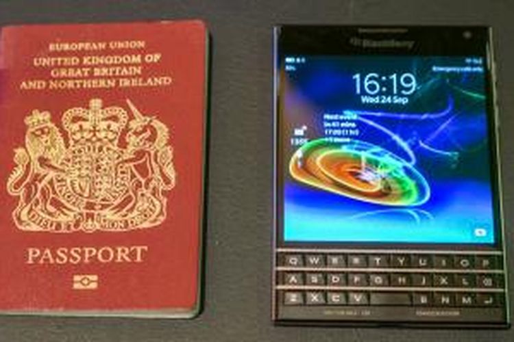 BlackBerry Passport jika disandingkan dengan dokumen passport, ukurannya memang tak jauh berbeda. 